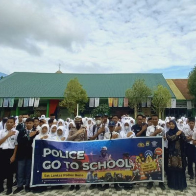 Siswa Baru MAN 1 Bone Sambut Polwan Satlantas Polres Bone