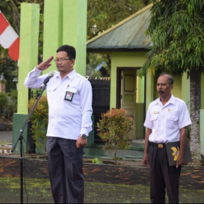 Kasubag TU Pimpin Upacara Penghormatan Bendera Merah Putih dan Doa Lingkup Kemenag Sinjai