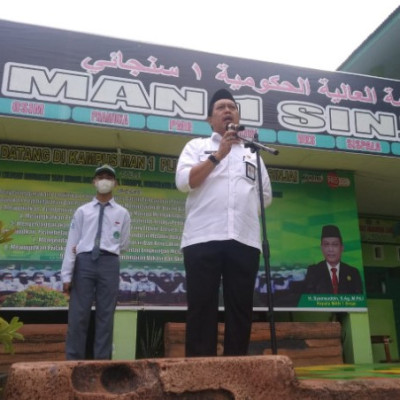 Pimpin Upacara, H. Jamaris Sebut MAN 1 Sinjai Mampu Bersaing Dengan Sekolah Umum Di Kab. Sinjai