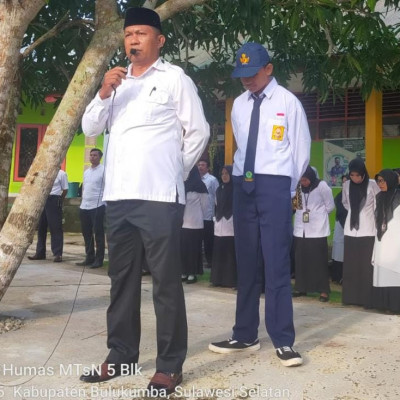 Pembina Upacara: Kamad MTsN 5 Bulukumba Tegaskan, Jaga Kebersihan Lingkungan Madrasah