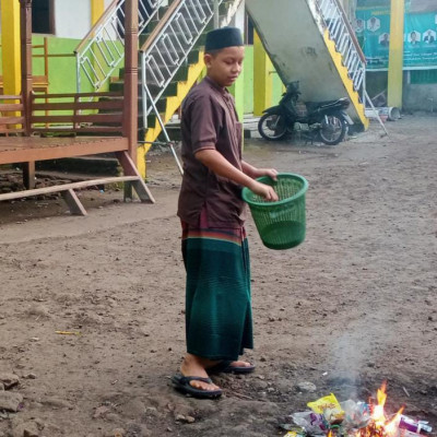 Usai Pengajian Subuh, Santri Ponpes As’adiyah Galung Beru Gelar Bersih-Bersih