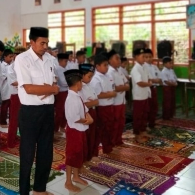 Gelar Salat Duhur Berjamaah Kepala MIS Serre Bertindak Sebagai Imam