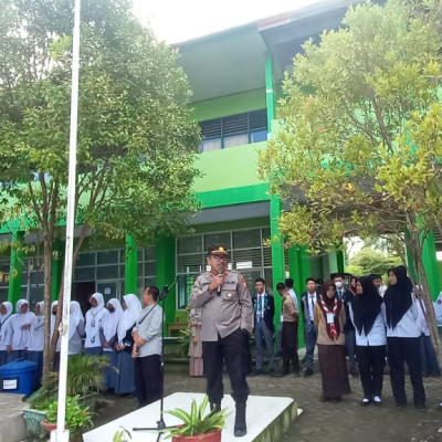 Polisi Sapa Siswa Baru MAN 1 Bone 