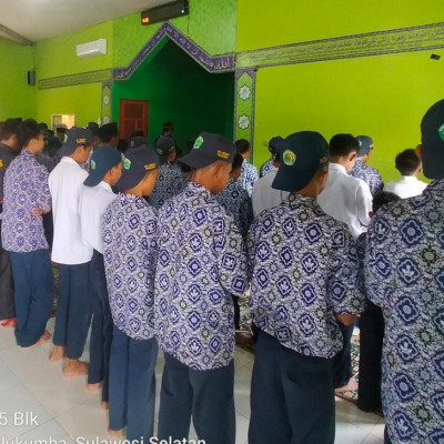 MTsN 5 Bulukumba Wajibkan Siswa Shalat Dzuhur Berjamaah Sebelum Pulang Sekolah