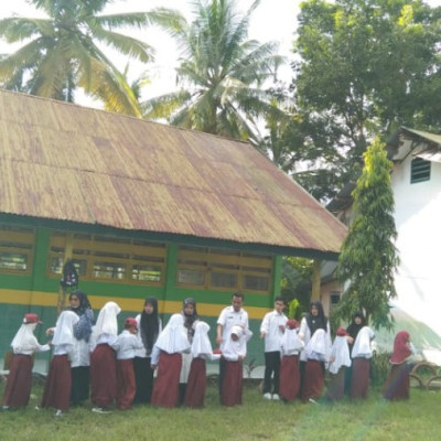 Siswa MIS Al-Khaerat Tudonro Budayakan Cium Tangan Guru Sebelum Pelajaran Dimulai