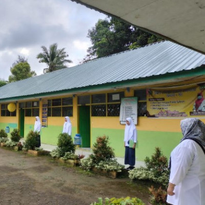 Dalam Upacara Bendera, Kepala MTs Attahiriyah Tekankan Kedisiplinan