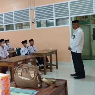 Tahun Ajaran Baru, Kepala MTsN 1 Bone Langsung Masuk Kelas