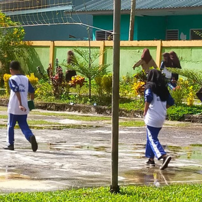 Meski Hujan, Siswa MTsN 5 Bulukumba Tetap Semangat Sekolah