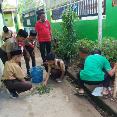 Jumat Bersih, Salah Satu Kegiatan Rutin MTsN 1 Maros