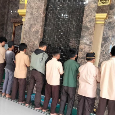 Bina Mental Spiritual Siswa, MTs Pabbambaeng Rutin Shalat Dzuhur Berjamaah