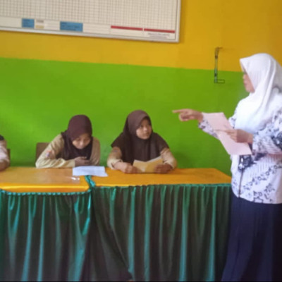 Jelang  KSM Tingkat Kabupaten, Pembina MTs Guppi Lembanna Tingkatkan Latihan Soal Pada Siswa