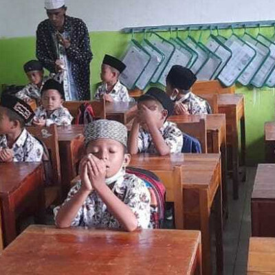 Hari Pertama Madrasah, Pimpinan Pontren Al Mustaqim Sapa Santri di Ruang Kelas 