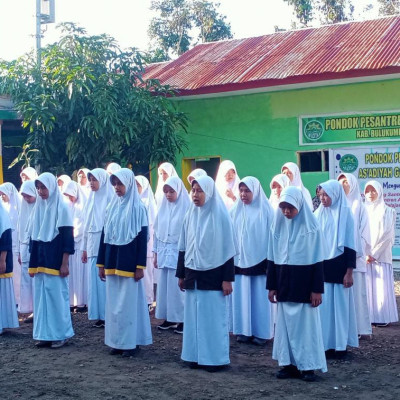 Pengurus OSIP Sukses Kawal Pelaksanaan Upacara Bendera MTs PP. As'adiyah Galung Beru