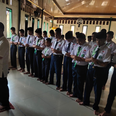 Turut Berduka Cita, MTsN 1 Bone Gelar Sholat Ghaib untuk Kepala MIN 6 Bone