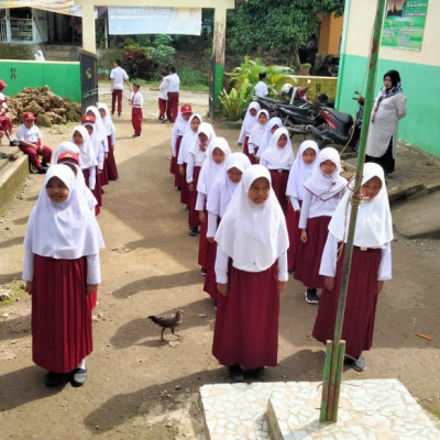 Jelang Hari Kemerdekaan RI, Peserdik MIS Serre Gelar Latihan Gerak Jalan Indah