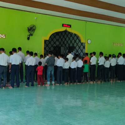 MTs Bacari Implementasikan Pembiasaan Shalat Dhuhur Berjamaah Kepada Peserta Didik
