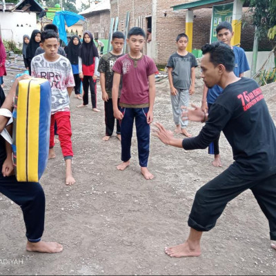 Humas PP. As’adiyah Galung Beru Jadi Pelatih Silat Diluar Kesibukan Menulis Berita