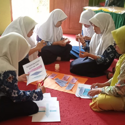 Perindah Ruang Kelas, Ini Yang Dilakukan Wali Kelas 8 MTs Guppi Lembanna