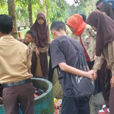 Siswa MTs Tanah Towa Kajang Budayakan Membuang Sampah Pada Tempatnya