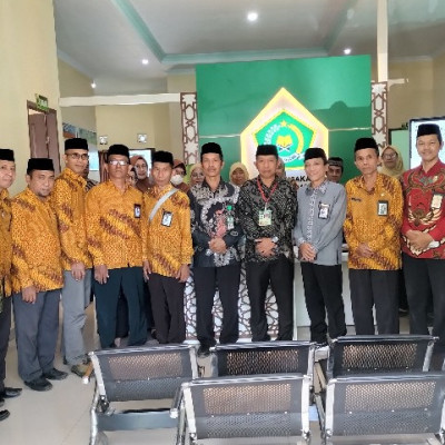 Kakankemenag bersama Kepala KUA se-Kabupaten  Soppeng Studi Tiru di KUA Mandai