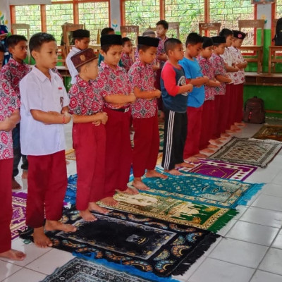 Pembiasaan Salat Duhur Berjamaah, Perkuat Karakter Peserta Didik MIS Serre