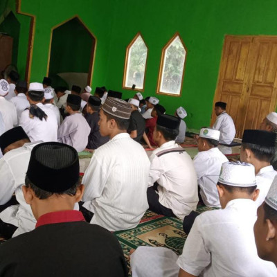 Khatib Jumat, Kamad MTs PP. As’adiyah Galung Beru Sampaikan Fadhilah Shalawat