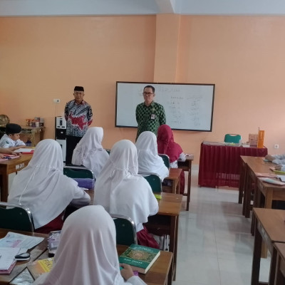 Kunjungan Kakan Kemenag Bone di Kelas Unggulan MTsN 1 Bone