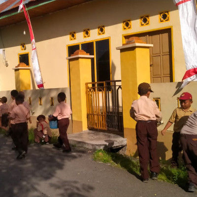 Peserta Didik MIS Padi Gelar Kerja Bakti di Area Madrasah