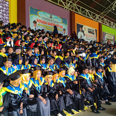 Wisuda Santri Anak Adalah Aset Paling Berharga