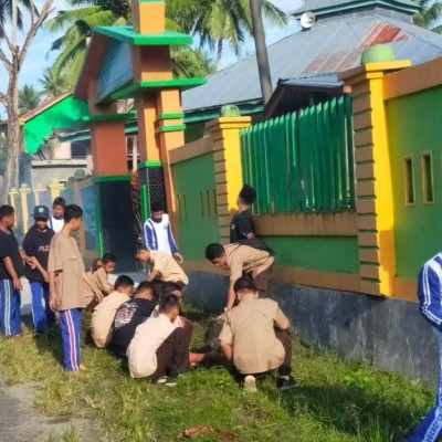 Kepala MTsN 5 Bulukumba Pimpin Jumat Bersih Dengan Kerja Bakti