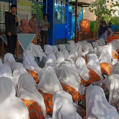 Kepala KUA Mandai bersama Mahasiswa KKN Unhas Galakkan Literasi Cegah Nikah Anak