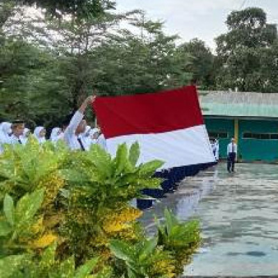 Upacara rutin hari senin yang berlangsung di Lapangan Upacara MTs Nashrul Haq