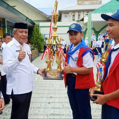 Organisasi PMR MTsN 1 Bone Serahkan Piala Invitasi ke IX  Ke Madrasah