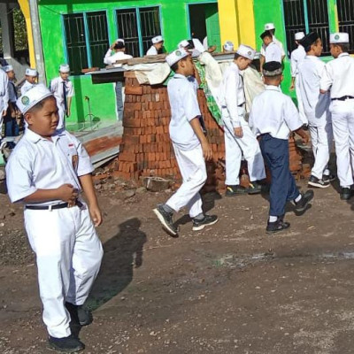 Kerjasama Apik, Guru Serta Siswa MTs PP. As’adiyah Galber Bersihkan Lingkungan Madrasah