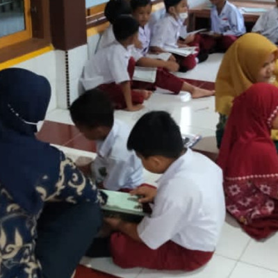 Program Literasi  Kitab Suci di MI Rembon