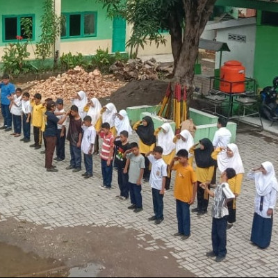 Pelatih Pramuka Tuntung Siswa MTs Muhammadiyah Bulukumba Latihan Pramuka