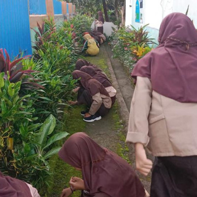 Jumat Bersih, Guru dan Siswa MTsS Sampeang Bersihkan Lingkungan Sekolah