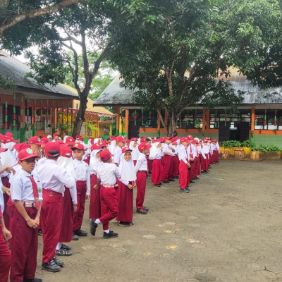 Peserta Didik MIN 1 Bulukumba, Disiplinkan Diri Melalui Upacara Bendera