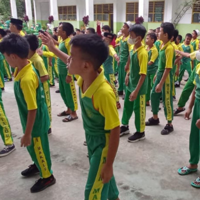 Siswa MIN 1 Tana Toraja Semangat   Ikuti Senam