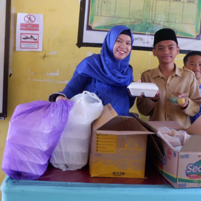 Menarik, MTsN 1 Tana Toraja Bangun Karaktek Peserta didik melalui Program Sedekah Jumat.