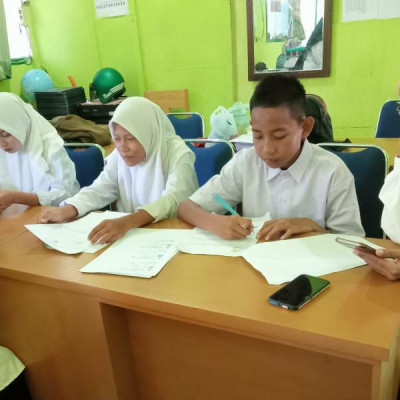 Jelang Pelaksanaan KSM, Guru MTsS Darul Ulum Muhammadiyah Jalanjang Bimbing Peserta