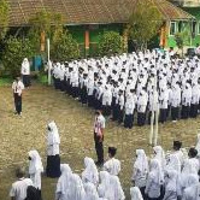 Sukses,  Upacara Pengibaran Bendera di MTsN 2 Sidrap