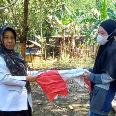 Program Pembagian 10 Juta Bendera Merah-putih, KUA Simbang Bergerak Sigap