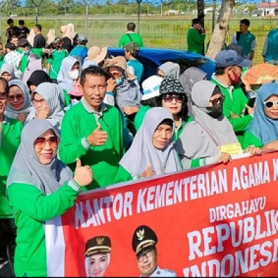 Kemenag Lutra Tangguh Mengikuti Jalan Santai HUT 77 RI