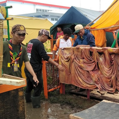 Penuh Lumpur, Pendidik MIN 1 Bone Tetap Kompak Bangun Tenda Perkemahan