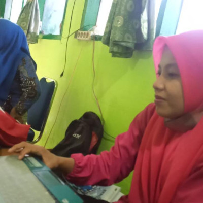 Guru MTsS Darul Ulum Muhammadiyah Jalanjang Lakukan Pengisian Survei Lingkungan Belajar Tahun 2022