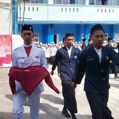Pulih dan Bangkit, Santri Al-Junaidiyah Biru Doakan Indonesia Dalam Upacara HUT RI Ke-77