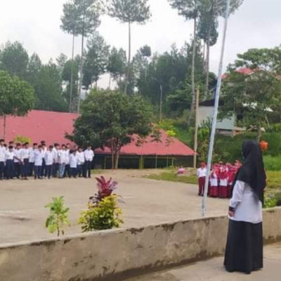 Siswa MI Muhammadiyah Plus 1 Tana Toraja Jadi Pemimpin Upacara