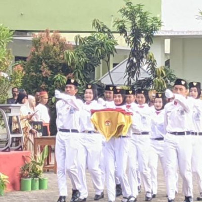 Paskibra MA Arifah Sukses Kibarkan Bendera pada HUT ke 77 RI