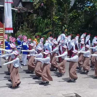 Meriahkan HUT RI Ke-77, MTs Pabbambaeng Ikut Lomba Gerak Jalan Indah